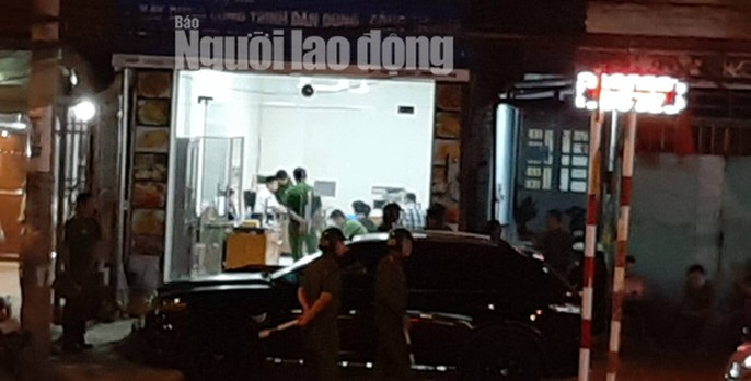 Đang khám xét nhà, công ty chủ doanh nghiệp kêu giang hồ vây xe công an - Ảnh 3. Đang khám xét nhà, công ty chủ doanh nghiệp kêu giang hồ vây xe công an - Ảnh 3.