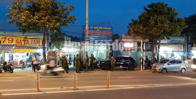 Đang khám xét nhà, công ty chủ doanh nghiệp kêu giang hồ vây xe công an - Ảnh 5. Đang khám xét nhà, công ty chủ doanh nghiệp kêu giang hồ vây xe công an - Ảnh 5.