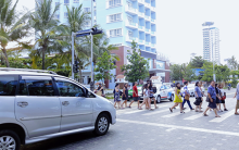 Muốn xuống biển, người dân Đà Nẵng lo sợ tai nạn khi băng qua đường