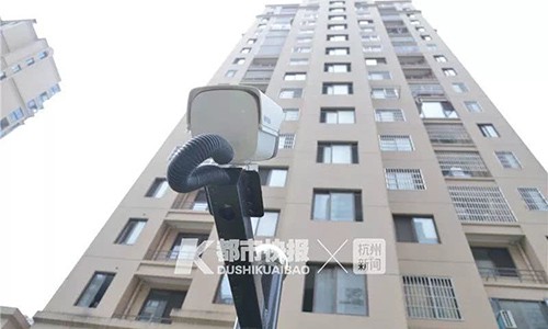 Chung cư lắp camera hướng lên trời ghi hình người ném rác - Ảnh 1. Chung cư lắp camera hướng lên trời ghi hình người ném rác - Ảnh 1.