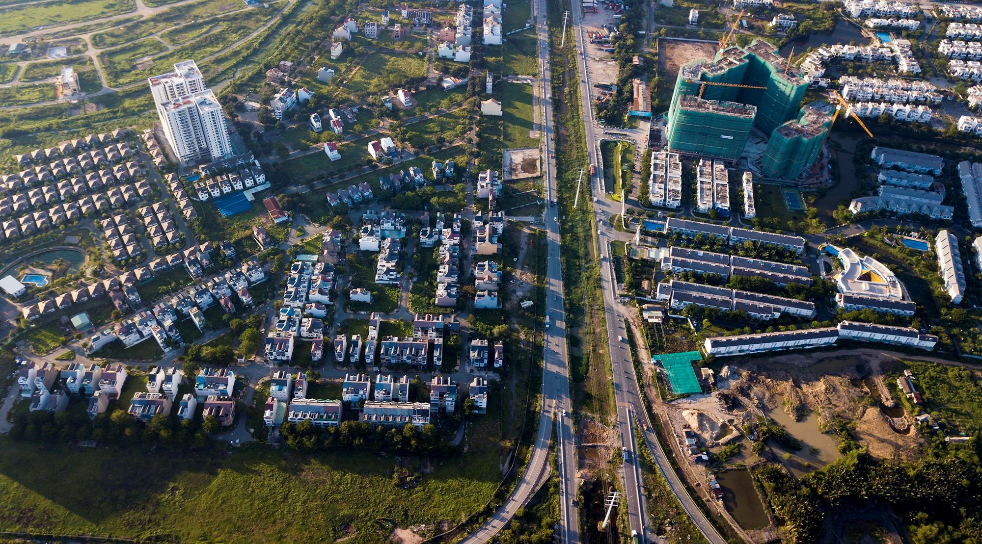 Loạt biệt thự tiền tỉ bỏ hoang cả 10 năm cạnh cao tốc ở quận 9 - Ảnh 1. Loạt biệt thự tiền tỉ bỏ hoang cả 10 năm cạnh cao tốc ở quận 9 - Ảnh 1.