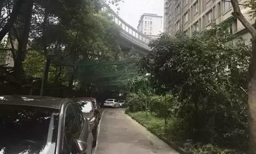 Chung cư lắp camera hướng lên trời ghi hình người ném rác - Ảnh 2. Chung cư lắp camera hướng lên trời ghi hình người ném rác - Ảnh 2.