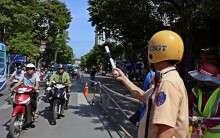 Hà Nội: Rào chắn thử đường Trần Hưng Đạo để xây ga ngầm, người dân 'xé rào' đi qua