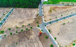 Xúc đất đổ lên đường nhựa để trả 'nguyên hiện trạng' tại dự án Alibaba phân phối