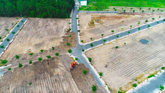 Xúc đất đổ lên đường nhựa để trả nguyên hiện trạng tại dự án Alibaba phân phối - Ảnh 1. Xúc đất đổ lên đường nhựa để trả nguyên hiện trạng tại dự án Alibaba phân phối - Ảnh 1.