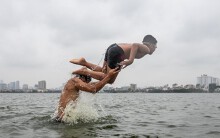 Bãi tắm ở hồ Tây giữa những ngày nắng nóng