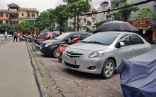Cận cảnh chung cư thu nhập thấp ở Hà Nội đang bị 'bao vây' bởi nhiều ô tô của cư dân