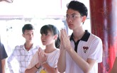 Sĩ tử Hà Nội nối đuôi nhau tới Văn Miếu cầu may trước ngày thi THPT quốc gia