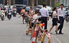 'Váy ngắn, chân dài' nườm nượp 'xé' hàng rào thử trên đường Trần Hưng Đạo ngày đầu tuần