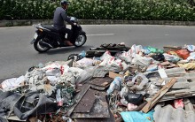 Nhiều tuyến phố Hà Nội đang ngập trong rác