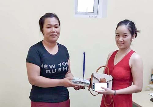 Nhân viên dọn vệ sinh ở Đà Nẵng trả lại 30 triệu đồng cho du khách - Ảnh 1. Nhân viên dọn vệ sinh ở Đà Nẵng trả lại 30 triệu đồng cho du khách - Ảnh 1.