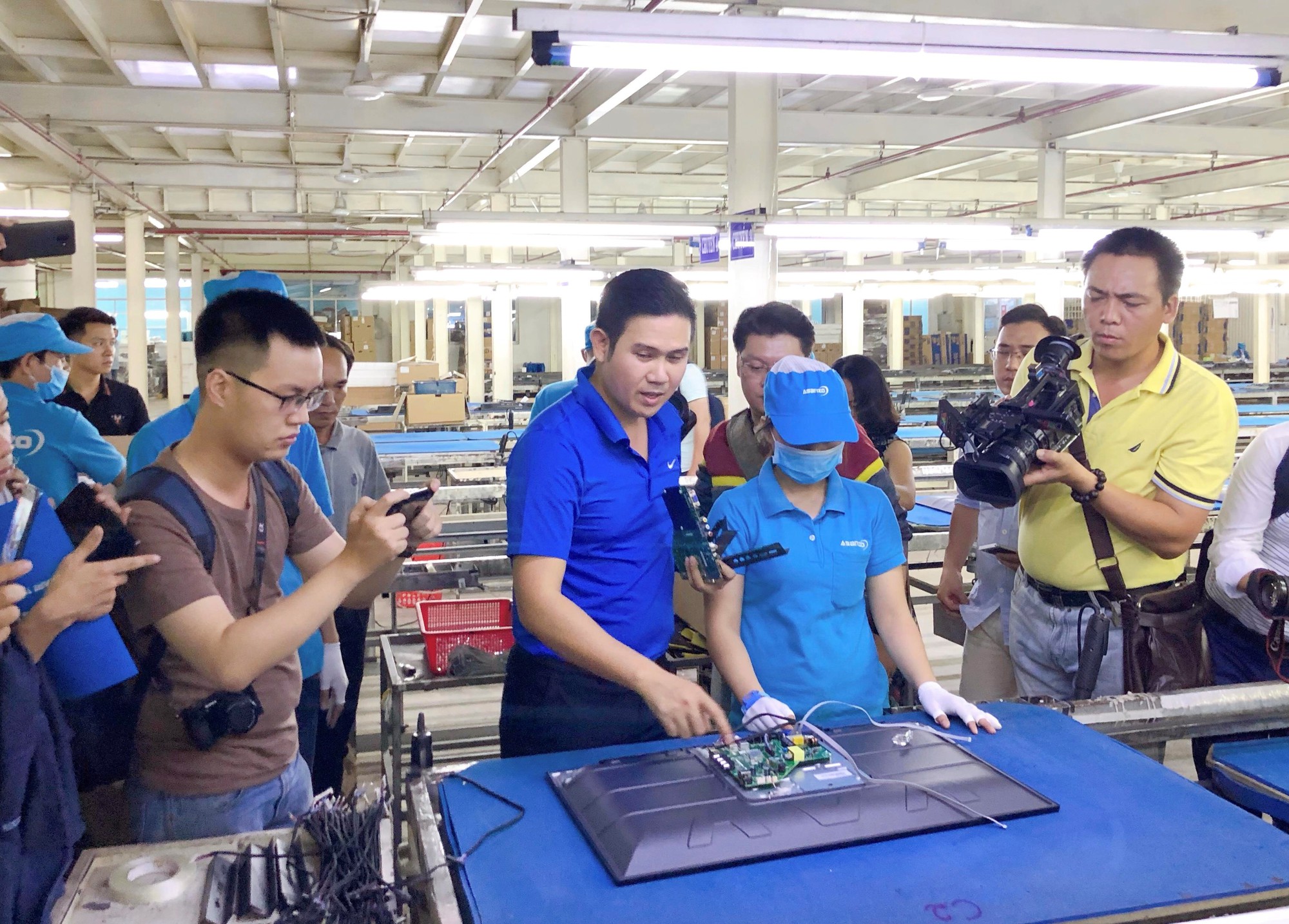 Asanzo nói gì khi bị tố nhập linh kiện TQ rồi dán 'Made in Vietnam'? - Ảnh 2. Asanzo nói gì khi bị tố nhập linh kiện TQ rồi dán 'Made in Vietnam'? - Ảnh 2.
