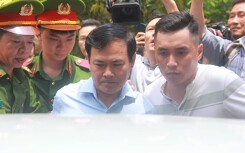 Hàng chục cảnh sát 'giải vây' giúp ông Nguyễn Hữu Linh rời tòa