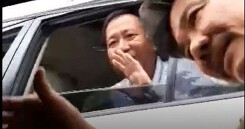 Xe biển đỏ giành lối... đi lùi trên đường dẫn cao tốc