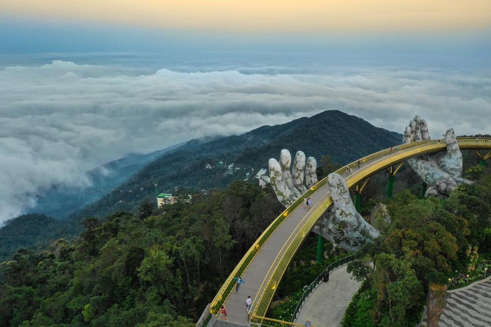 Nằm lòng bí quyết chụp ảnh check-in cầu Vàng hút nghìn like - Ảnh 1. Nằm lòng bí quyết chụp ảnh check-in cầu Vàng hút nghìn like - Ảnh 1.