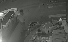 Cư dân mạng bức xúc với clip tài xế taxi xuống đứng nhìn cô gái gặp nạn trên vỉa hè Sài Gòn rồi nhanh chóng... bỏ đi