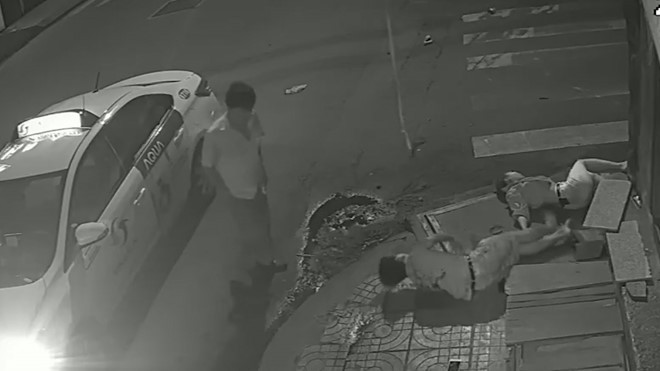 Chuyện đau lòng, cô gái trẻ bất động trong đêm bên vỉa hè Sài Gòn - Ảnh 1.