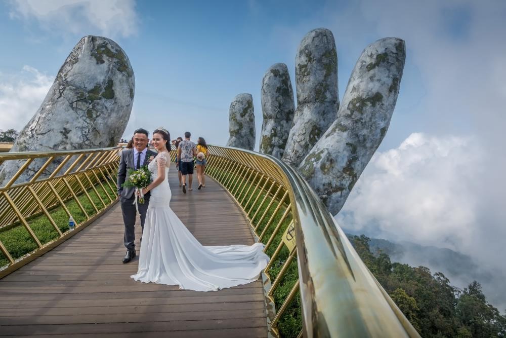 Nằm lòng bí quyết chụp ảnh check-in cầu Vàng hút nghìn like - Ảnh 8. Nằm lòng bí quyết chụp ảnh check-in cầu Vàng hút nghìn like - Ảnh 8.
