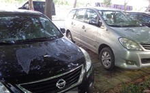 Không gửi xe tại bãi tự phát, 2 ôtô bị đổ axit nghi để 'dằn mặt'