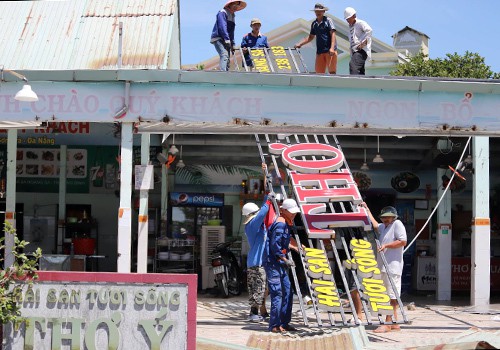 Đà Nẵng cưỡng chế tháo dỡ nhiều nhà hàng hải sản ven biển - Ảnh 1.