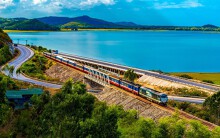 Du lịch hè nên chọn tàu hỏa hay máy bay?