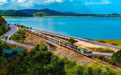 Du lịch hè nên chọn tàu hỏa hay máy bay?