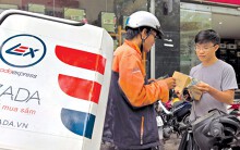Khách 'ớn' mua hàng qua Lazada, Shopee… vì phải chịu phí ship gấp đôi các hãng vận chuyển