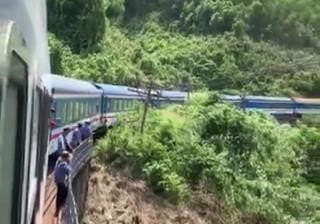 Tàu SE3 trật bánh trên đèo Hải Vân - Ảnh 1. Tàu SE3 trật bánh trên đèo Hải Vân - Ảnh 1.