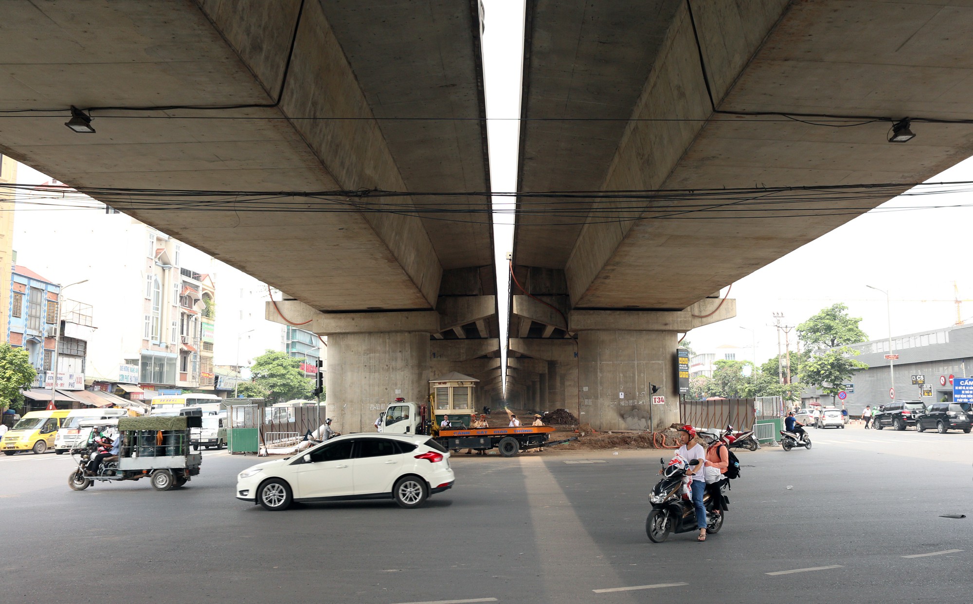 Hà Nội xén dải phân cách, giải cứu đường Vành đai 3 đoạn qua Bến xe Nước Ngầm - Ảnh 1. Hà Nội xén dải phân cách, giải cứu đường Vành đai 3 đoạn qua Bến xe Nước Ngầm - Ảnh 1.