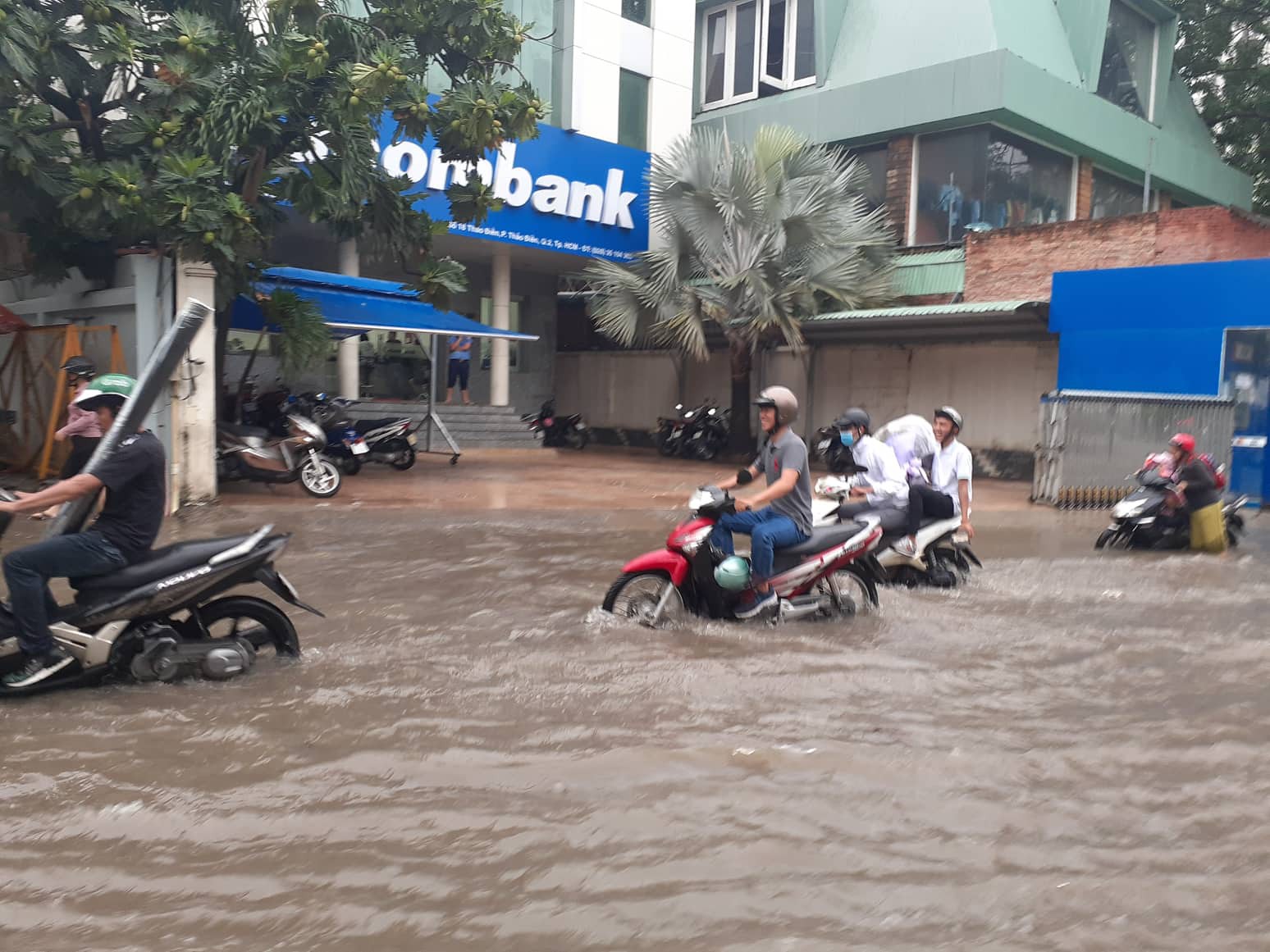 Đường Sài Gòn thành sông chỉ sau 30 phút mưa như trút nước - Ảnh 9. Đường Sài Gòn thành sông chỉ sau 30 phút mưa như trút nước - Ảnh 9.