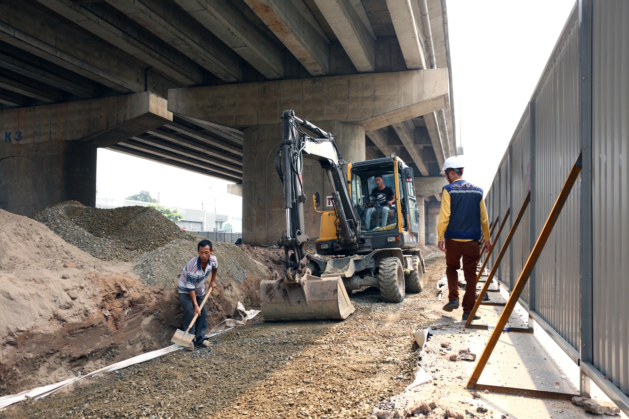 Hà Nội xén dải phân cách, giải cứu đường Vành đai 3 đoạn qua Bến xe Nước Ngầm - Ảnh 5. Hà Nội xén dải phân cách, giải cứu đường Vành đai 3 đoạn qua Bến xe Nước Ngầm - Ảnh 5.