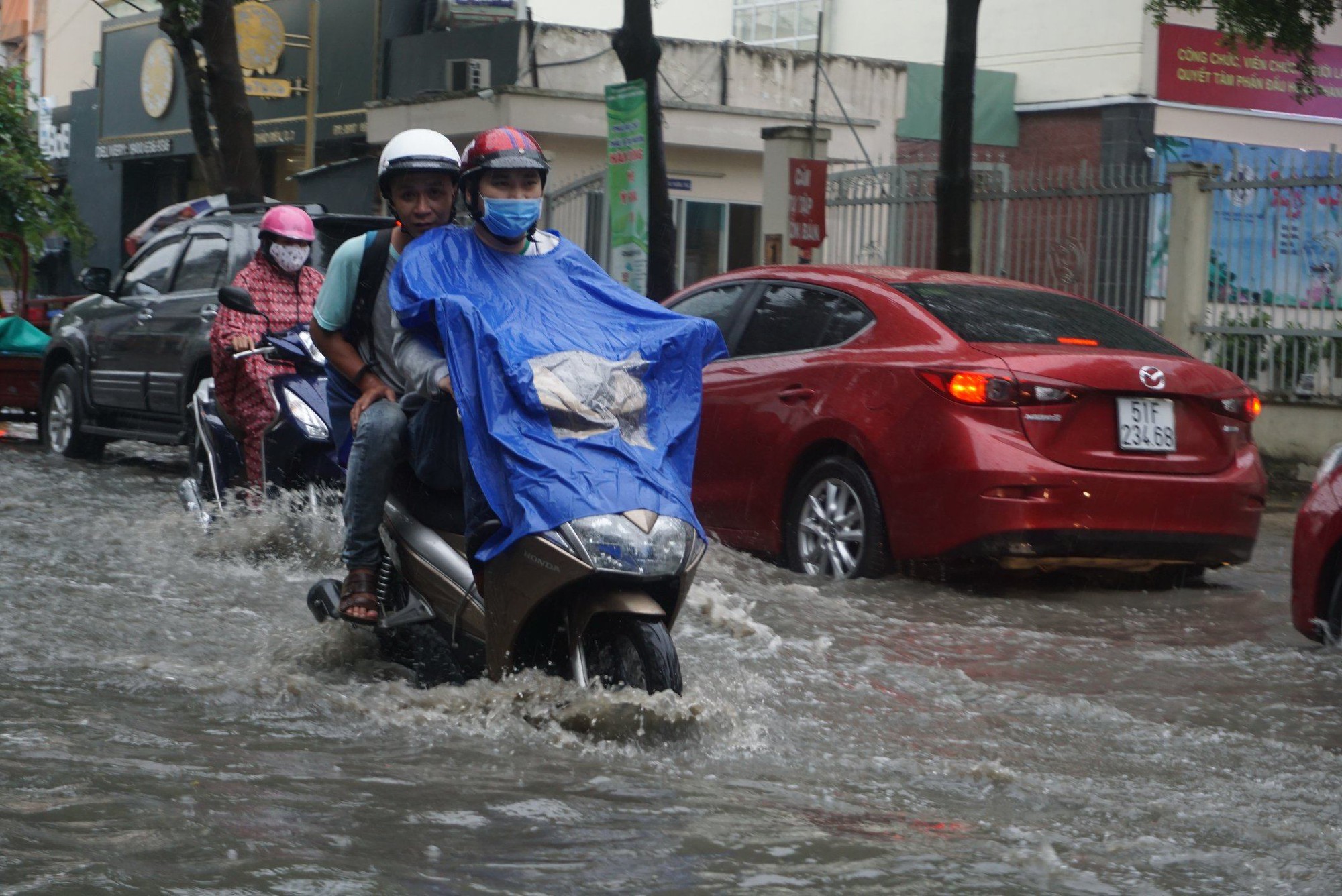 Đường Sài Gòn thành sông chỉ sau 30 phút mưa như trút nước - Ảnh 5. Đường Sài Gòn thành sông chỉ sau 30 phút mưa như trút nước - Ảnh 5.