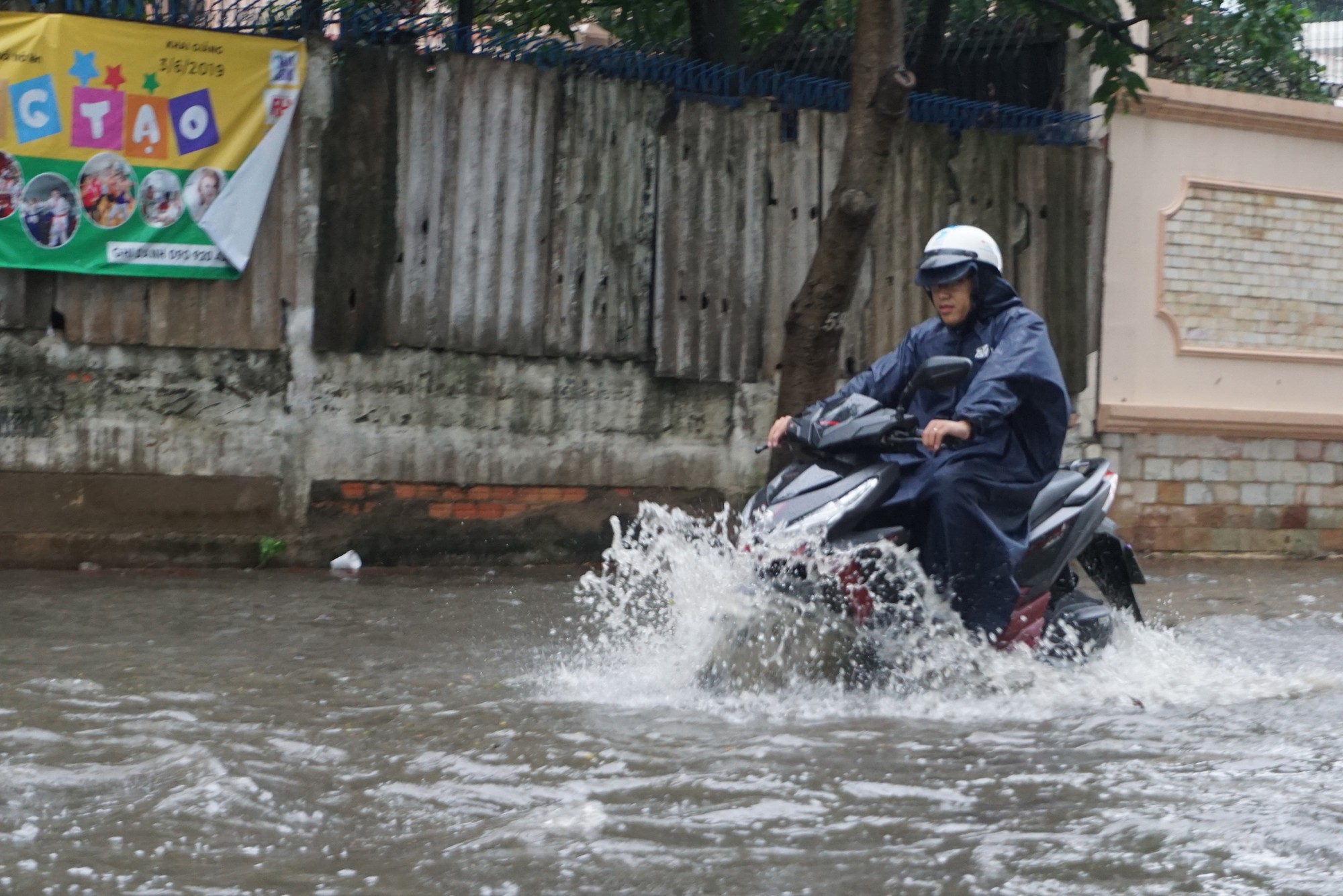 Đường Sài Gòn thành sông chỉ sau 30 phút mưa như trút nước - Ảnh 8. Đường Sài Gòn thành sông chỉ sau 30 phút mưa như trút nước - Ảnh 8.