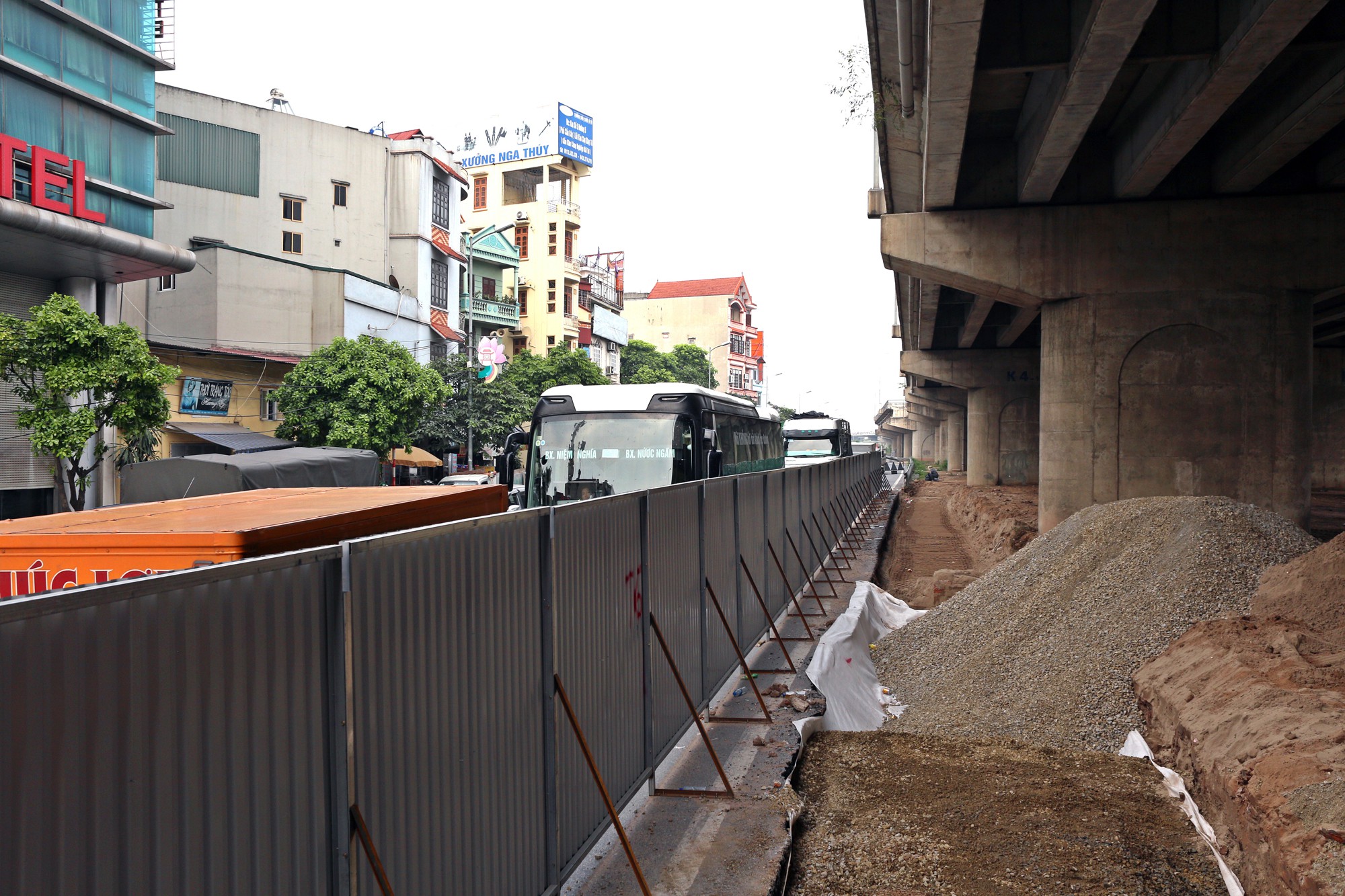 Hà Nội xén dải phân cách, giải cứu đường Vành đai 3 đoạn qua Bến xe Nước Ngầm - Ảnh 6. Hà Nội xén dải phân cách, giải cứu đường Vành đai 3 đoạn qua Bến xe Nước Ngầm - Ảnh 6.