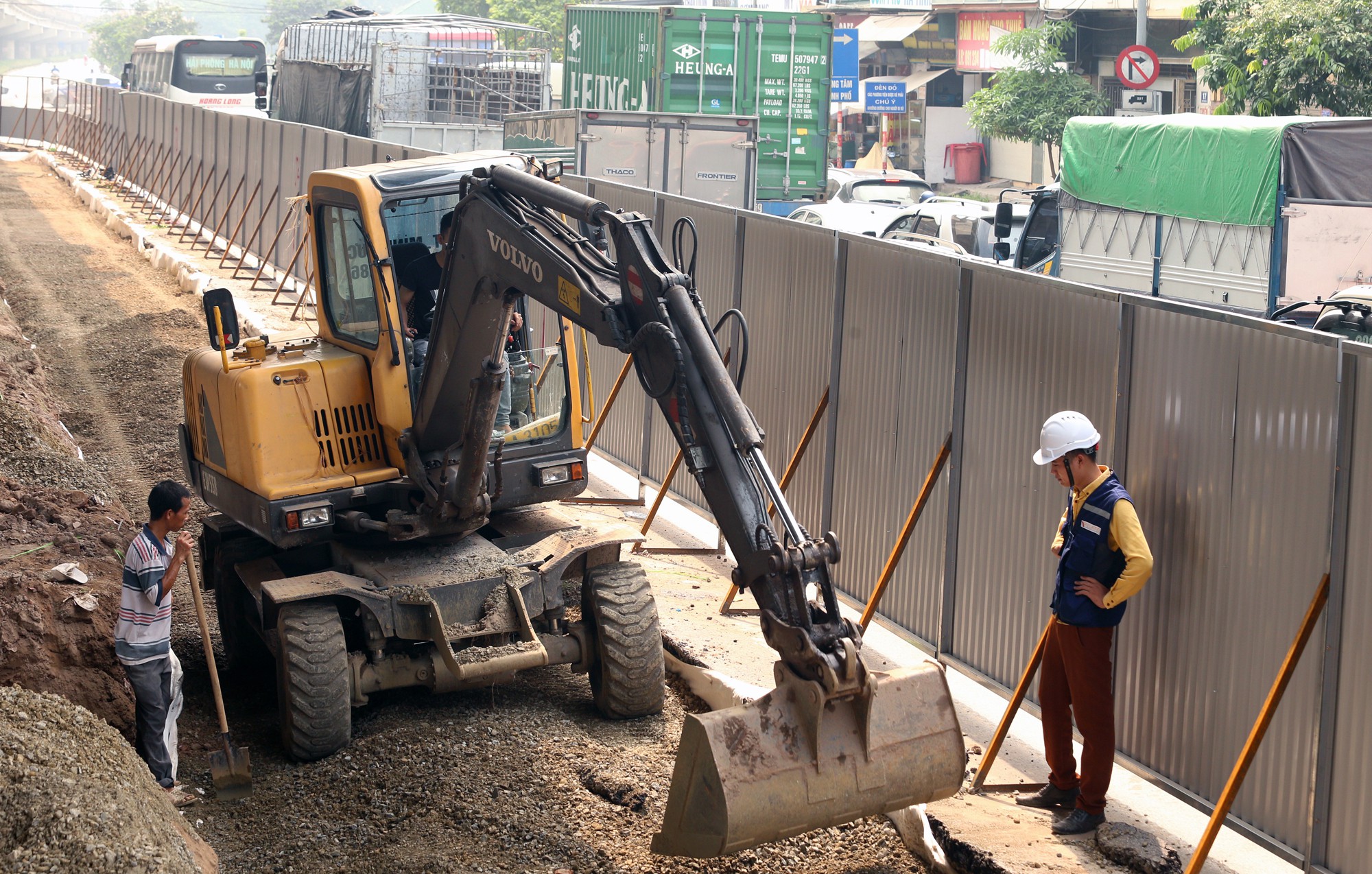 Hà Nội xén dải phân cách, giải cứu đường Vành đai 3 đoạn qua Bến xe Nước Ngầm - Ảnh 8. Hà Nội xén dải phân cách, giải cứu đường Vành đai 3 đoạn qua Bến xe Nước Ngầm - Ảnh 8.