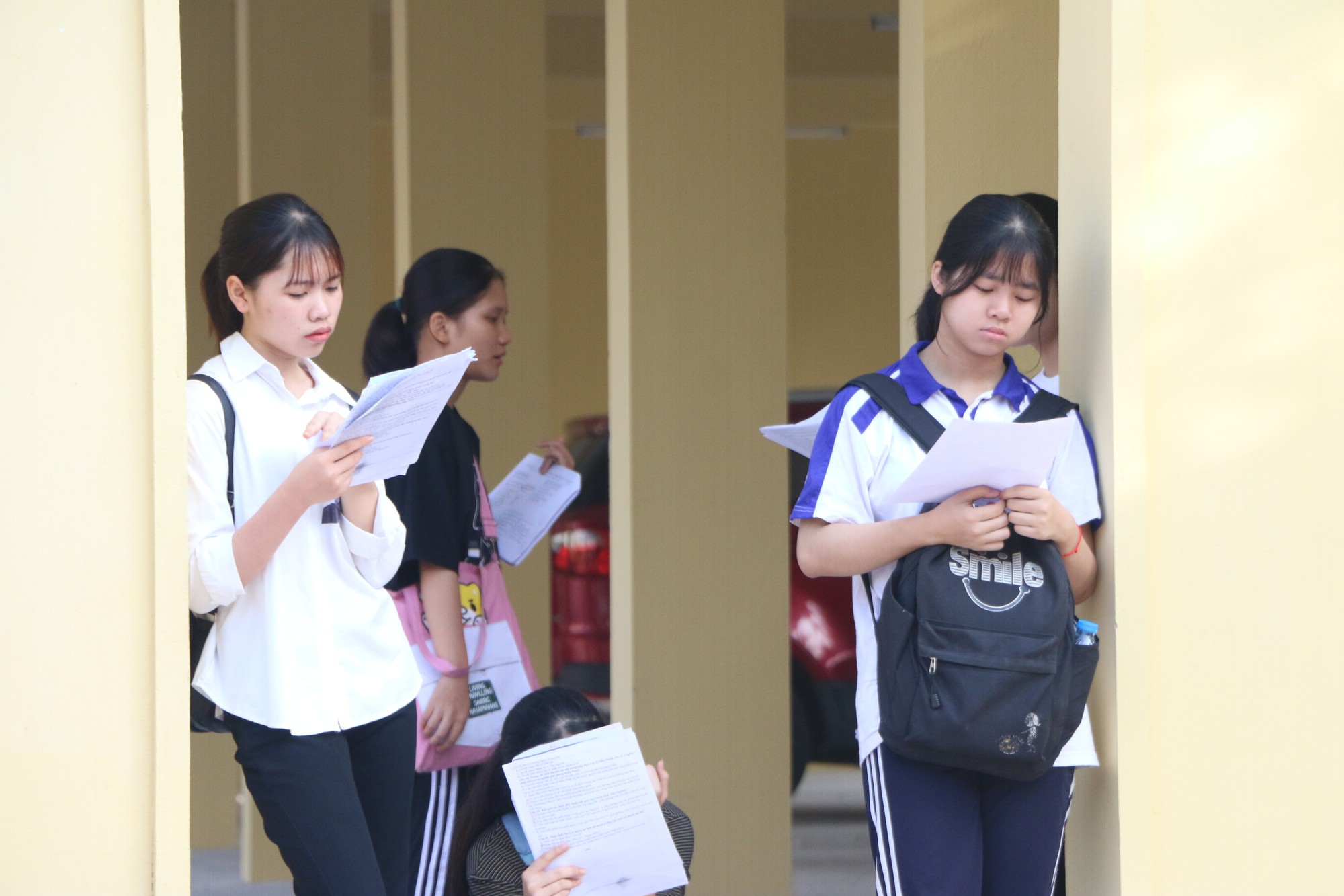 Thi vào lớp 10 môn Tiếng Anh, Lịch sử cùng một buổi: Phụ huynh thấp thỏm lo con bị quá tải - Ảnh 1. Thi vào lớp 10 môn Tiếng Anh, Lịch sử cùng một buổi: Phụ huynh thấp thỏm lo con bị quá tải - Ảnh 1.