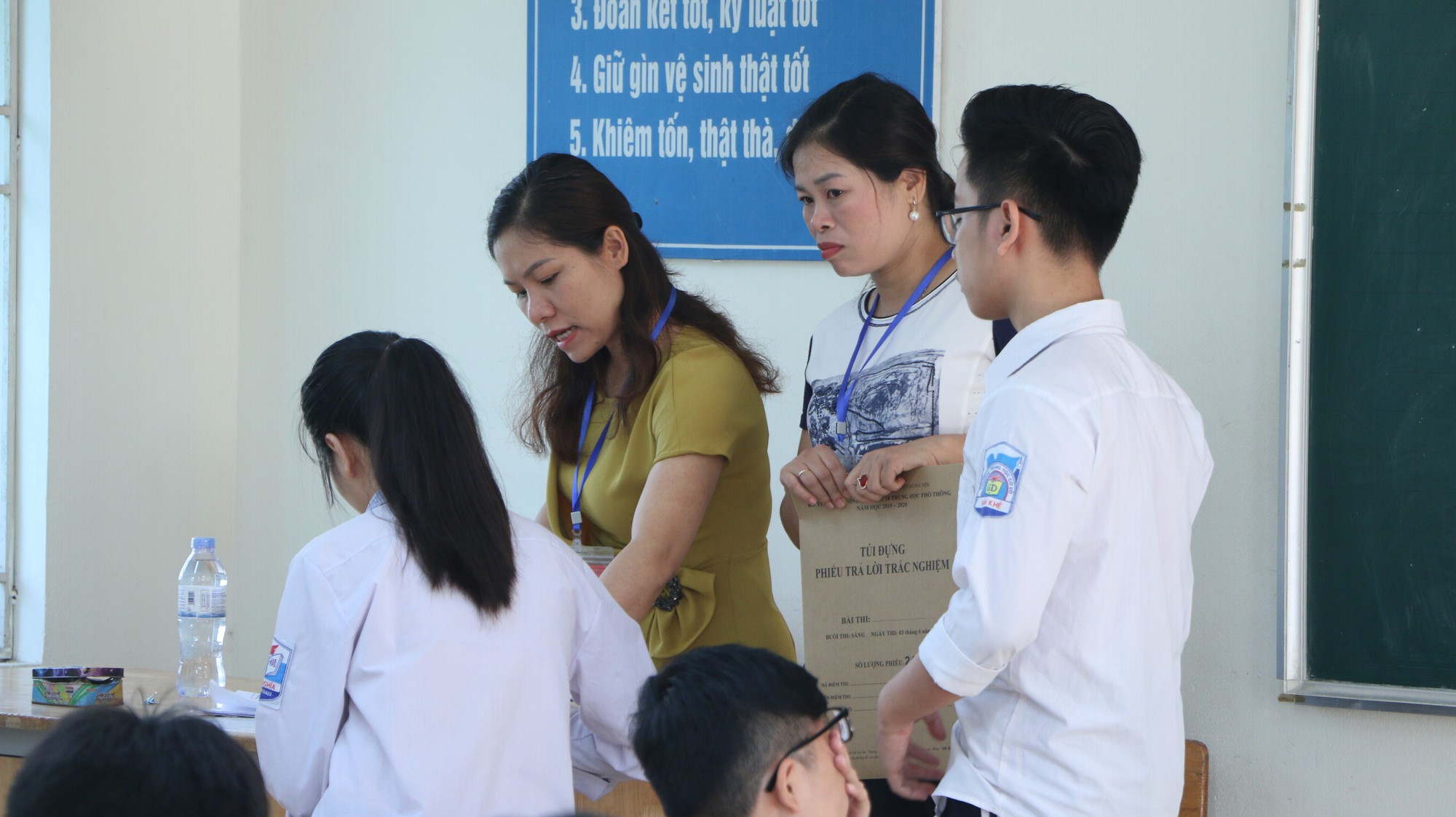 Thi vào lớp 10 môn Tiếng Anh, Lịch sử cùng một buổi: Phụ huynh thấp thỏm lo con bị quá tải - Ảnh 5. Thi vào lớp 10 môn Tiếng Anh, Lịch sử cùng một buổi: Phụ huynh thấp thỏm lo con bị quá tải - Ảnh 5.