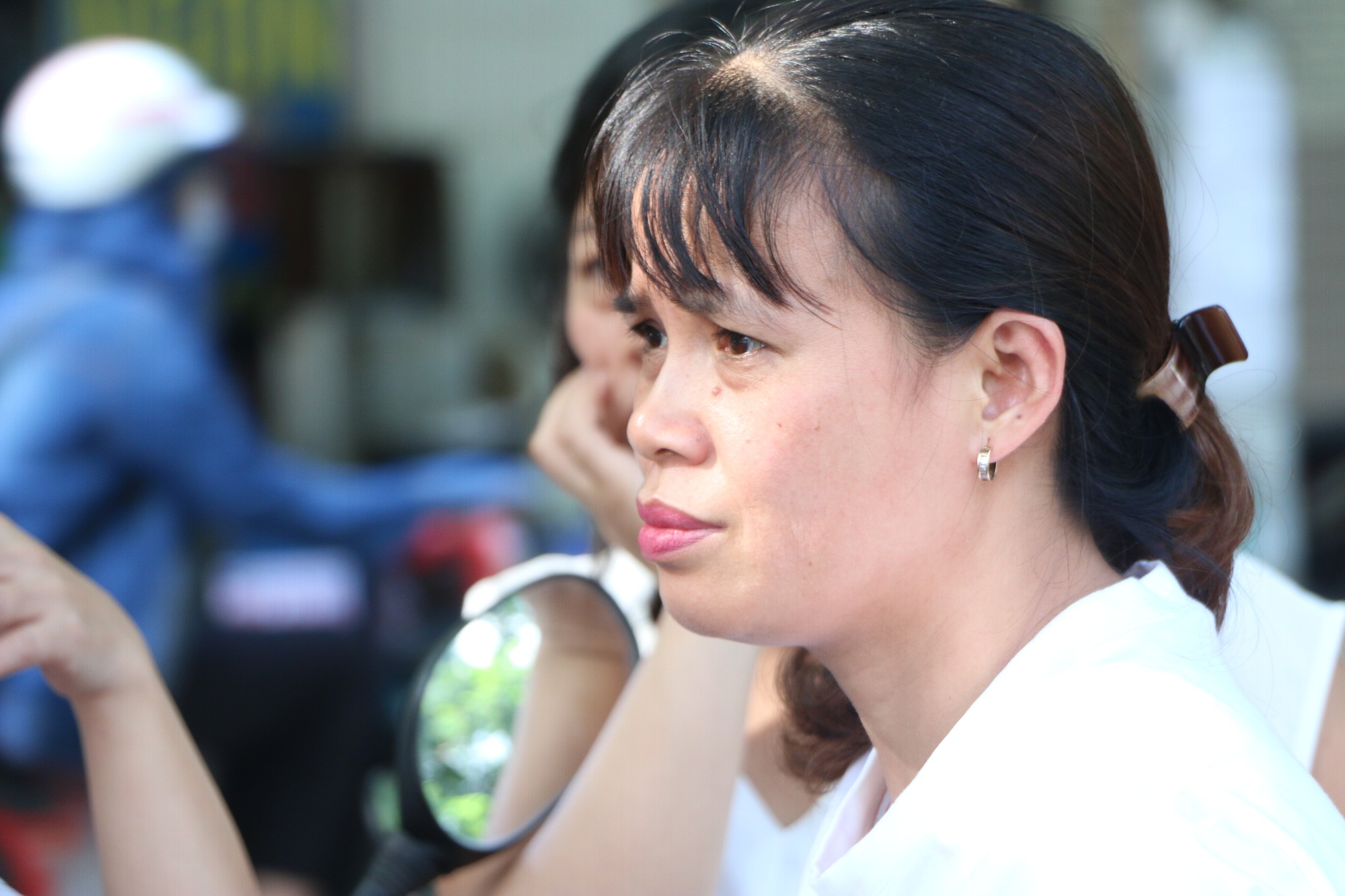 Thi vào lớp 10 môn Tiếng Anh, Lịch sử cùng một buổi: Phụ huynh thấp thỏm lo con bị quá tải - Ảnh 9. Thi vào lớp 10 môn Tiếng Anh, Lịch sử cùng một buổi: Phụ huynh thấp thỏm lo con bị quá tải - Ảnh 9.