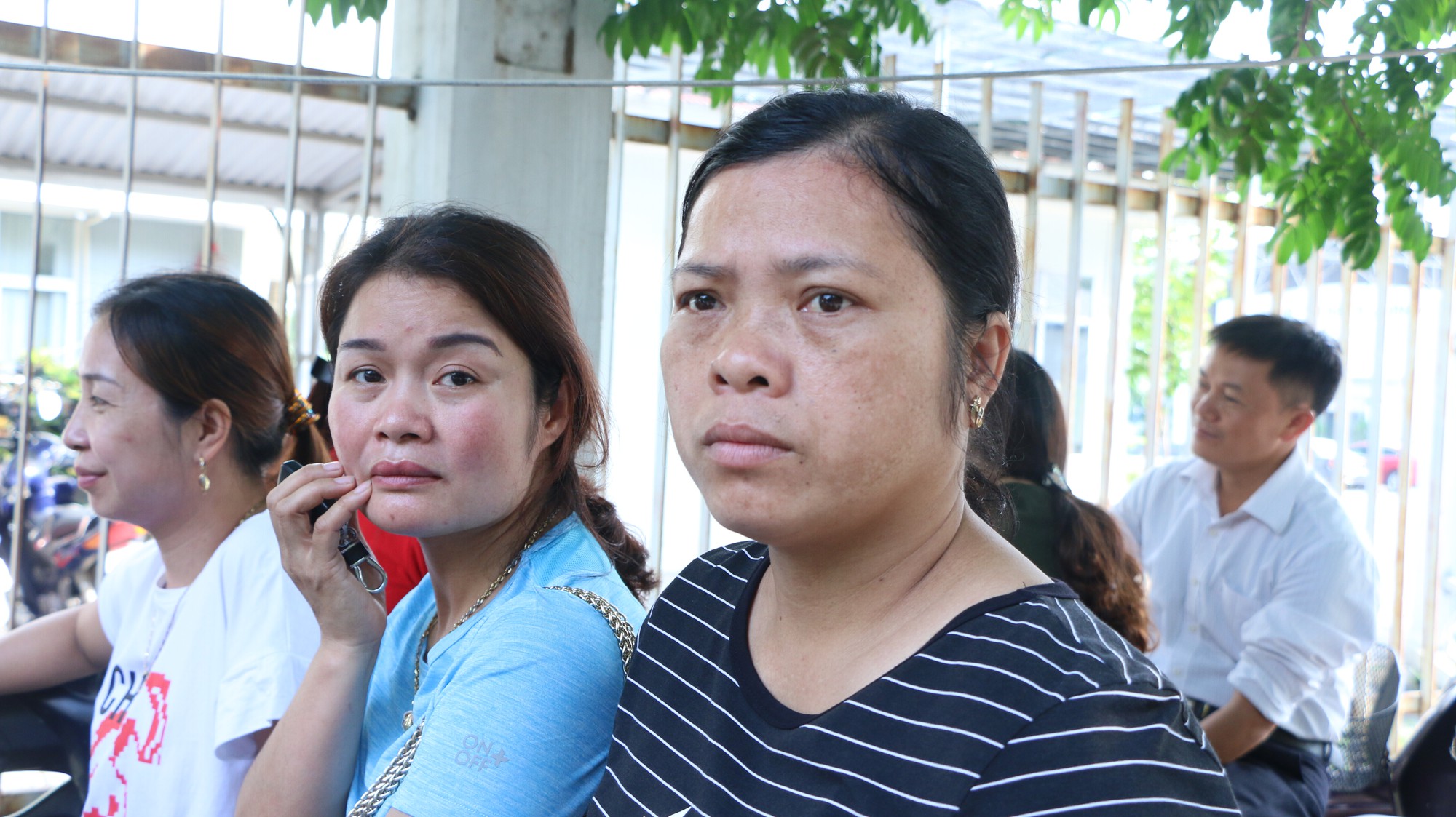 Thi vào lớp 10 môn Tiếng Anh, Lịch sử cùng một buổi: Phụ huynh thấp thỏm lo con bị quá tải - Ảnh 2. Thi vào lớp 10 môn Tiếng Anh, Lịch sử cùng một buổi: Phụ huynh thấp thỏm lo con bị quá tải - Ảnh 2.