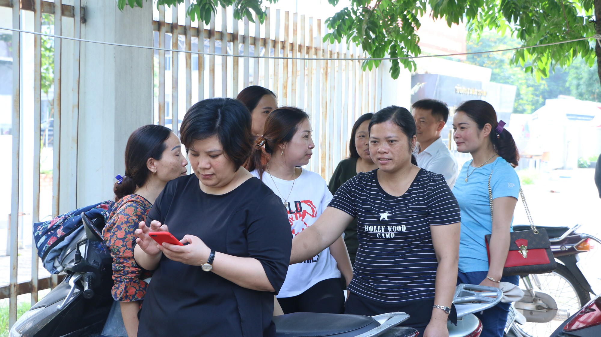 Thi vào lớp 10 môn Tiếng Anh, Lịch sử cùng một buổi: Phụ huynh thấp thỏm lo con bị quá tải - Ảnh 11. Thi vào lớp 10 môn Tiếng Anh, Lịch sử cùng một buổi: Phụ huynh thấp thỏm lo con bị quá tải - Ảnh 11.
