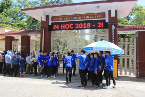 Công bố tỉ lệ chọi vào trường THPT chuyên Phan Bội Châu và THPT chuyên Đại học Vinh - Ảnh 1.