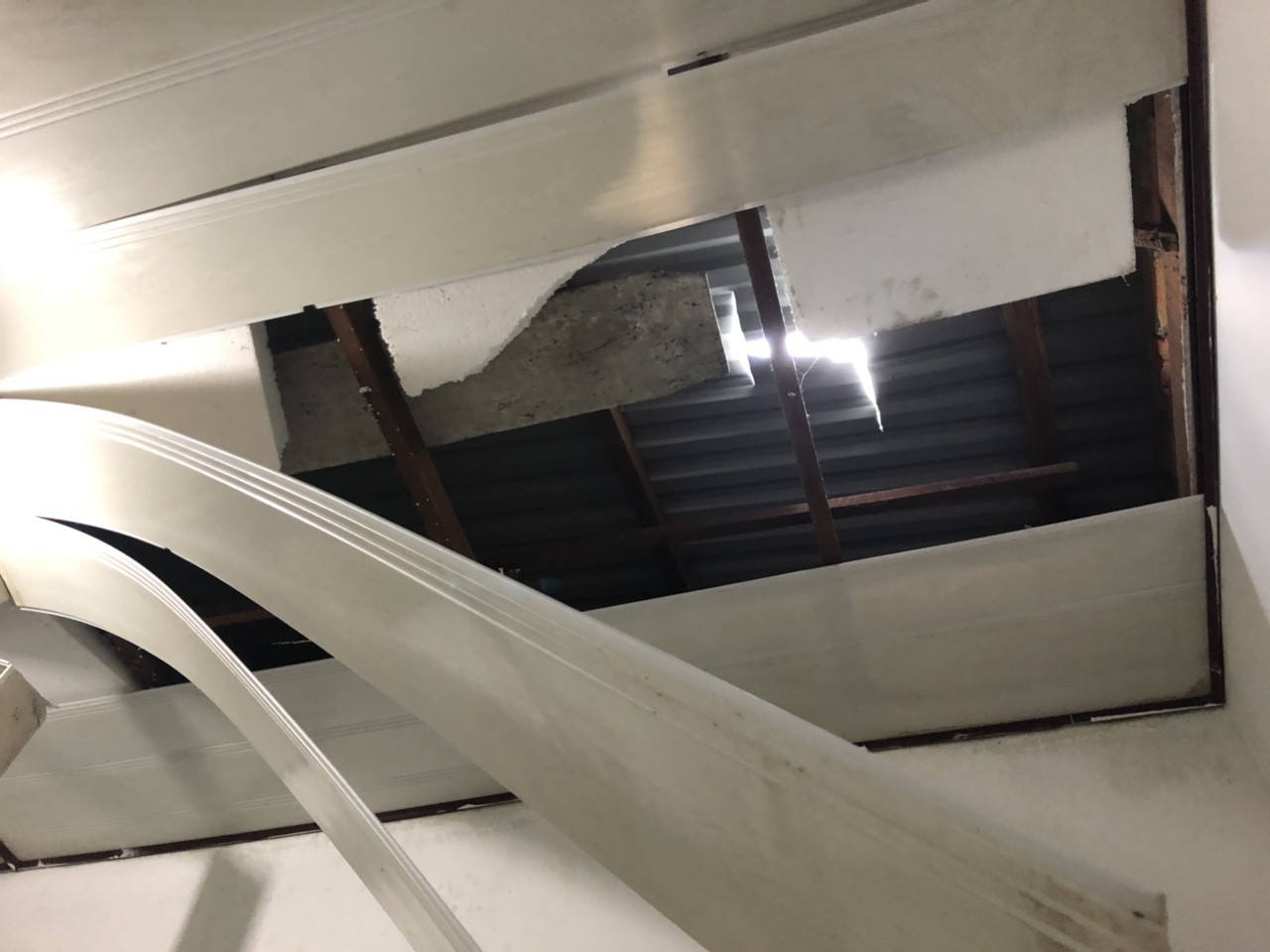 Khánh Hòa lên phương án tháo dỡ tường chắn dự án Marina Hill uy hiếp nhà dân - Ảnh 3. Khánh Hòa lên phương án tháo dỡ tường chắn dự án Marina Hill uy hiếp nhà dân - Ảnh 3.
