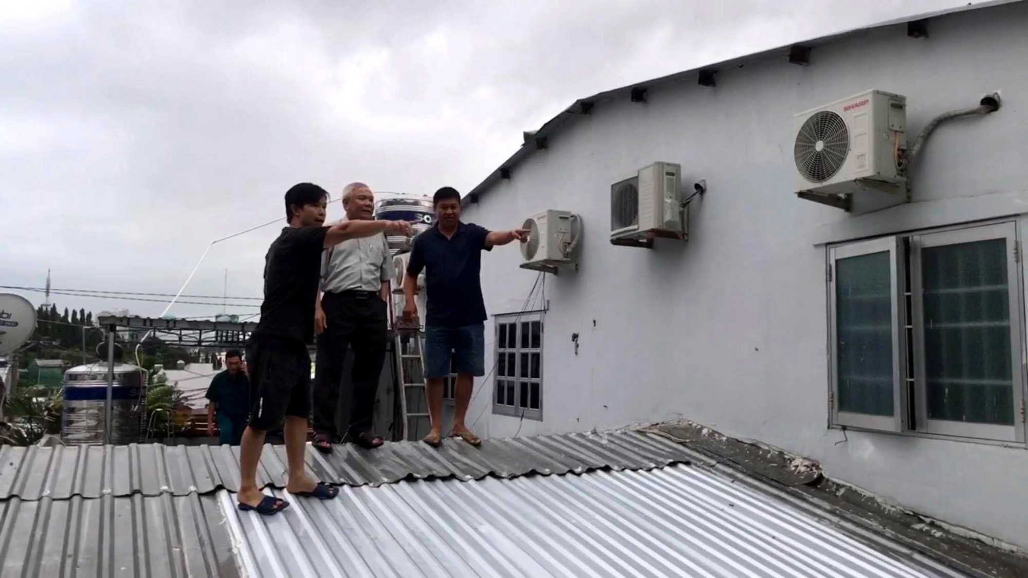 Khánh Hòa lên phương án tháo dỡ tường chắn dự án Marina Hill uy hiếp nhà dân - Ảnh 2. Khánh Hòa lên phương án tháo dỡ tường chắn dự án Marina Hill uy hiếp nhà dân - Ảnh 2.