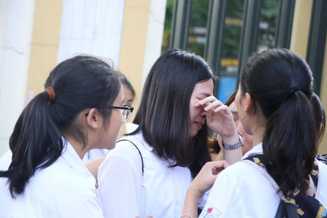 Tuyển sinh lớp 10 Hà Nội: PGS. TS cũng ù đầu với câu V đề Toán - Ảnh 1. Tuyển sinh lớp 10 Hà Nội: PGS. TS cũng ù đầu với câu V đề Toán - Ảnh 1.