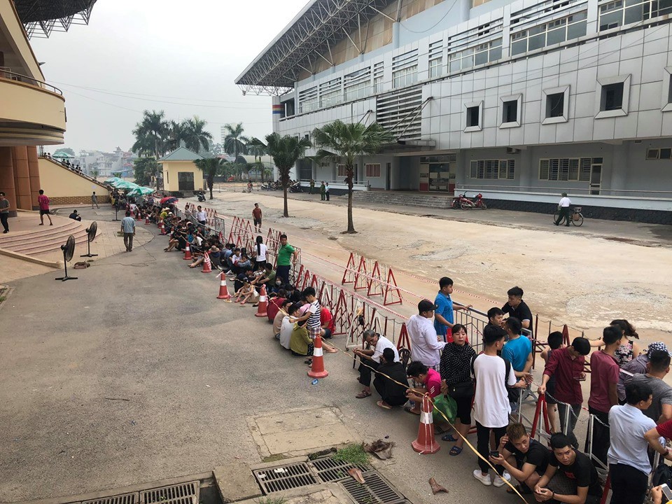 NHM xếp hàng từ 4h sáng mua vé trận U23 Việt Nam vs U23 Myanmar - Ảnh 1. NHM xếp hàng từ 4h sáng mua vé trận U23 Việt Nam vs U23 Myanmar - Ảnh 1.