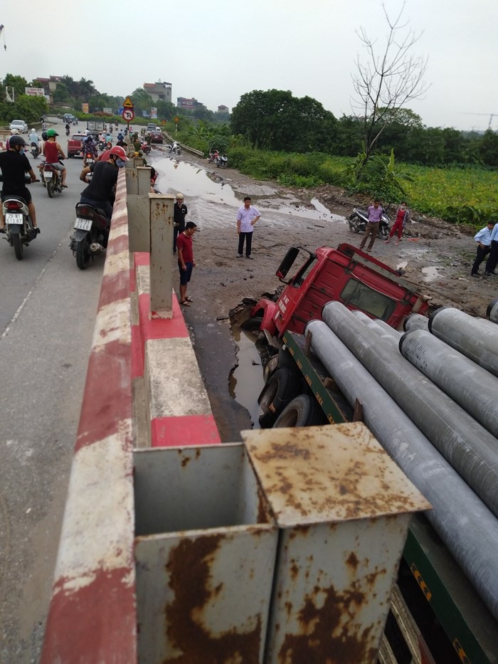 Xe container sụp hố, đè vỡ đường ống nước sạch Sông Đuống - Ảnh 1.