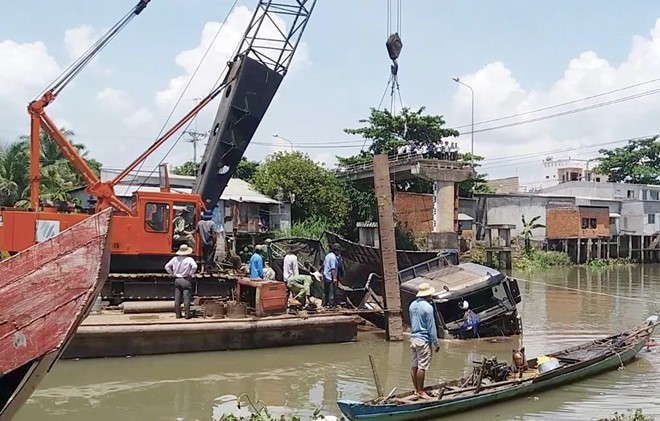 Tài xế vụ sập cầu Tân Nghĩa ra trình diện cảnh sát - Ảnh 1. Tài xế vụ sập cầu Tân Nghĩa ra trình diện cảnh sát - Ảnh 1.