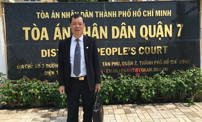 Sau 2 tuần li hôn, thiếu phụ xông vào phòng thẩm phán làm điều không ngờ - Ảnh 1. Sau 2 tuần li hôn, thiếu phụ xông vào phòng thẩm phán làm điều không ngờ - Ảnh 1.