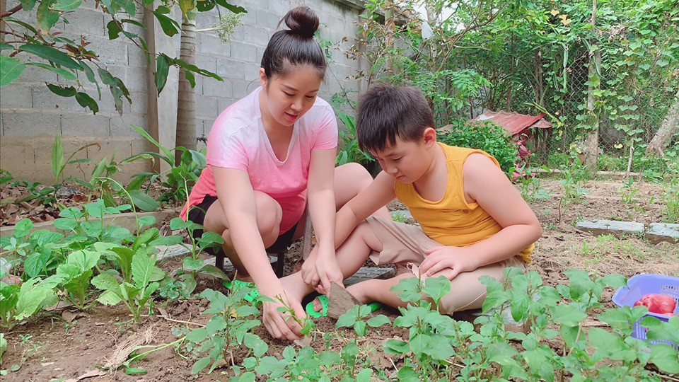 Sao Việt hôm nay (3/6): Mâu Thủy ngó lơ trước ồn ào Miss Earth, Lê Phương bầu bí vẫn tự mình dạy con làm vườn - Ảnh 2. Sao Việt hôm nay (3/6): Mâu Thủy ngó lơ trước ồn ào Miss Earth, Lê Phương bầu bí vẫn tự mình dạy con làm vườn - Ảnh 2.