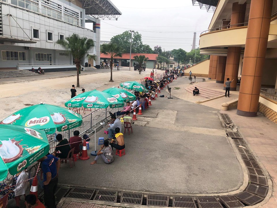 NHM xếp hàng từ 4h sáng mua vé trận U23 Việt Nam vs U23 Myanmar - Ảnh 2. NHM xếp hàng từ 4h sáng mua vé trận U23 Việt Nam vs U23 Myanmar - Ảnh 2.